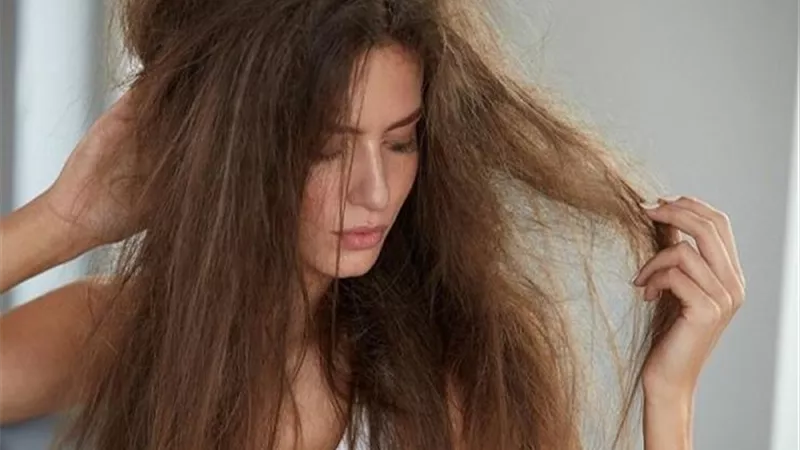 خبيرة تقدم اهم النصائح لحماية شعرك من التقصف