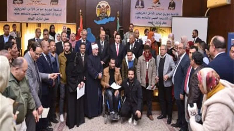وزير العمل ومحافظ الفيوم يسلمان عقود لذوي همم.. صور