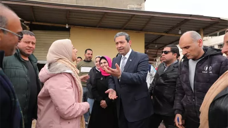 محافظ دمياط يتابع ميدانيا أعمال رصف الشارع الحربى