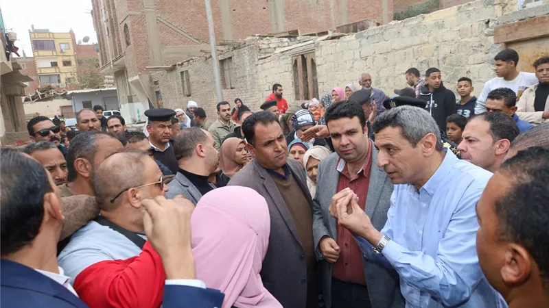 محافظ السويس يلتقي المواطنين بعرب المعمل ويستمع إلي شكواهم