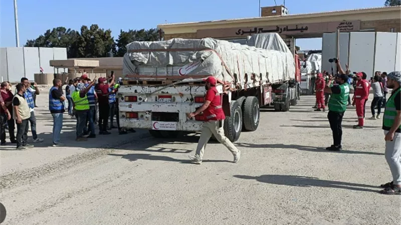 دخول 100 شاحنة مساعدات إنسانية إلى الفلسطينيين بقطاع غزة