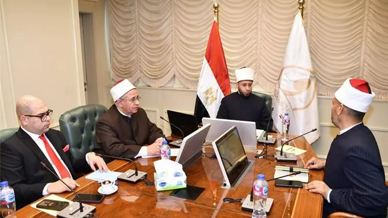 وزير الأوقاف يبحث مع مدير أوقاف المنيا سبل تعزيز الانضباط
