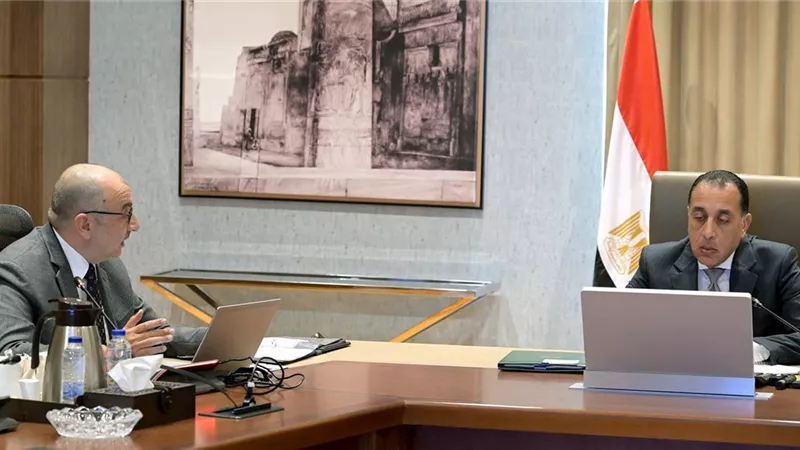 مدبولى : توجيهات بضرورة الشراكة مع القطاع الخاص لتطوير شركات الغزل