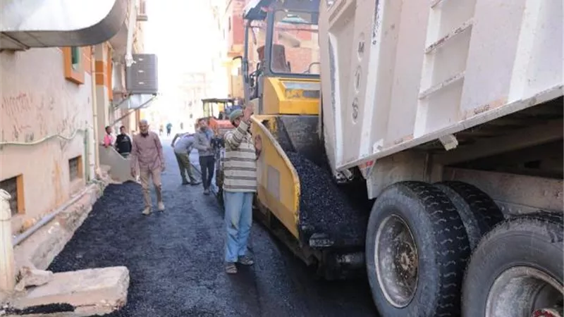 محافظ أسوان يتفقد مشروعات الرصف والإنترلوك نجع المحطة والمنشية