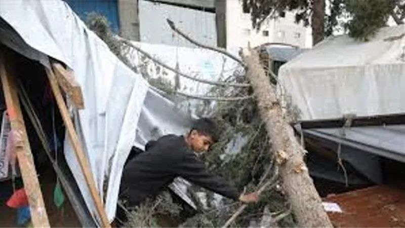 المنخفض الجوي يفاقم معاناة النازحين في قطاع غزة
