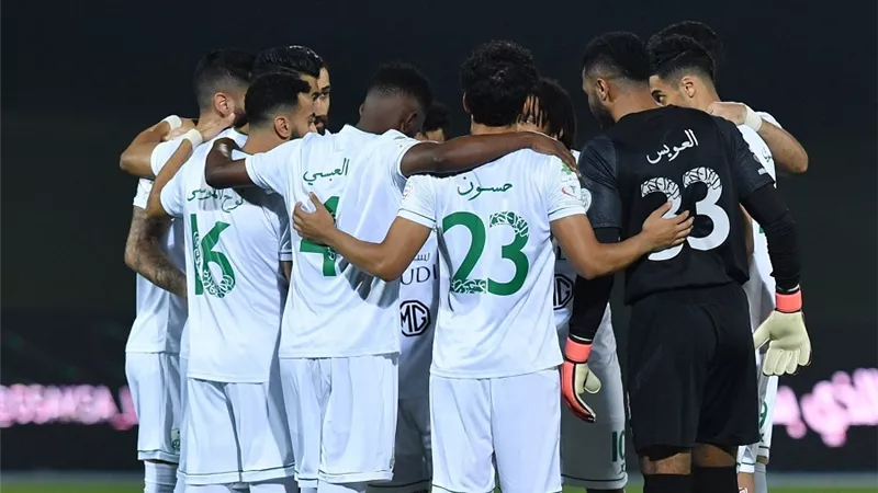 فى ليلة الكروت الحمراء .. الأهلى يهزم الفتح بثنائية فى دورى روشن