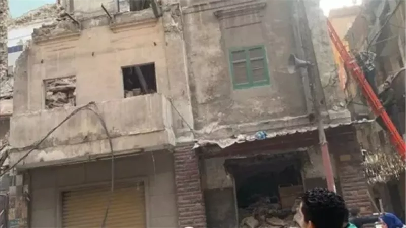 لجنة هندسية تعاين عقار تعرض لانهيار جزئي بعين شمس