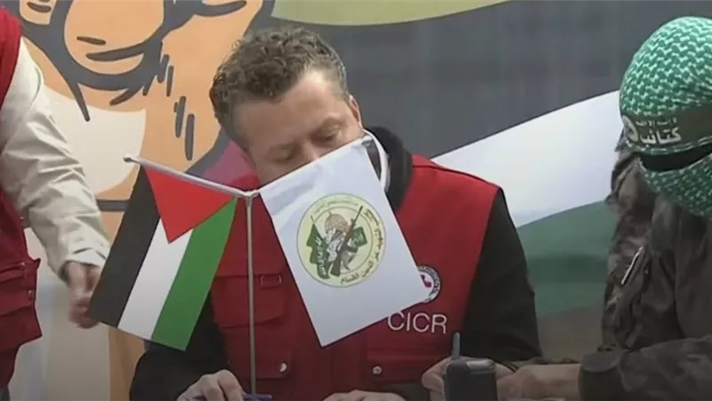 الصليب الأحمر يتسلم 3 محتجزين إسرائيليين بقطاع غزة