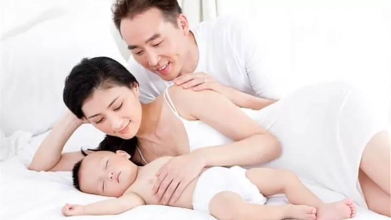 خطوات تعزيز العلاقة بين الأزواج بعد إنجاب الأطفال