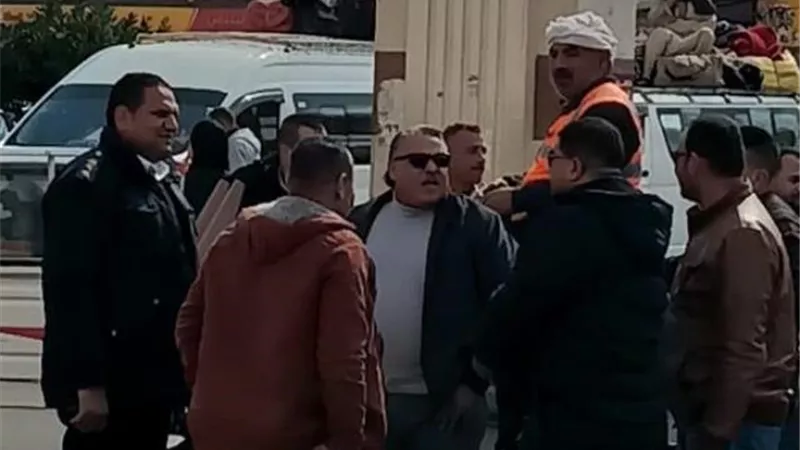 عامر: جهاز بدر يضرب بيد من حديد على المخالفات فى المدينة.. بالصور