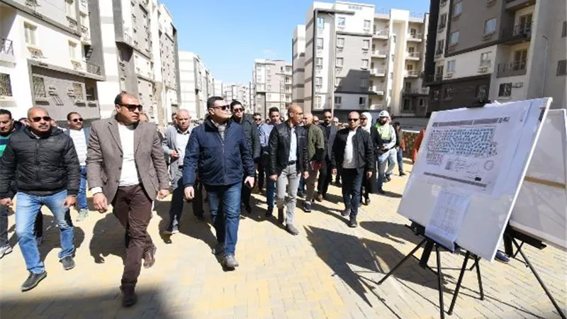 وزير الإسكان يتابع مشروعات المرافق والإسكان والطرق بالقاهرة الجديدة