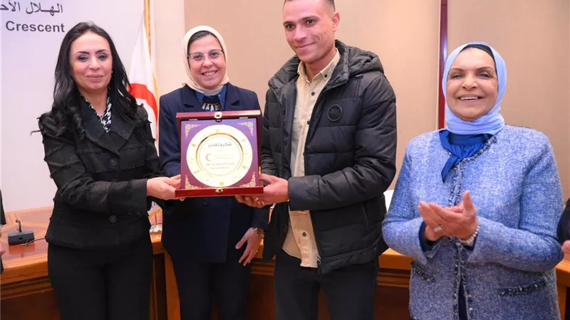 وزيرة التضامن تُكرم شابين أنقذا 3 أطفال من حريق في وحدة سكنية بشارع فيصل