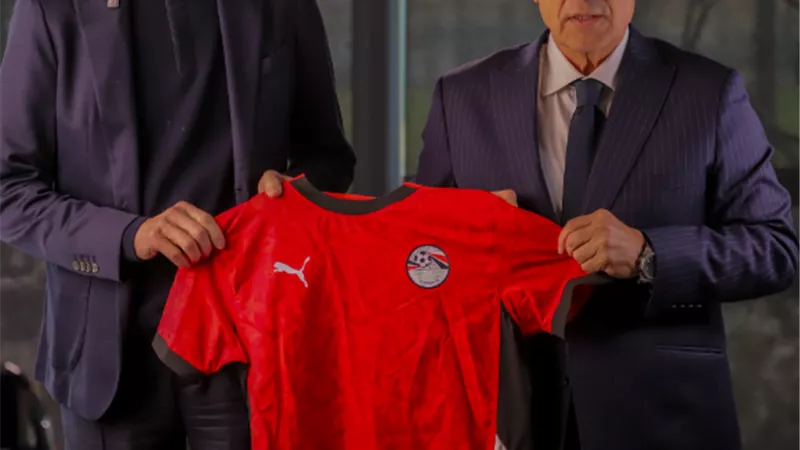 أبو ريدة يهدي أرسين فينجر قميص منتخب مصر