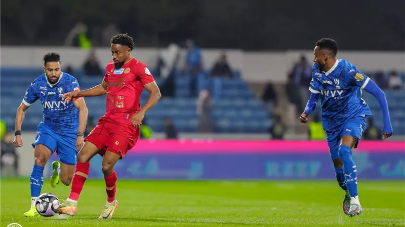 الهلال يتعادل مع ضمك 2/2 ويفرط في صدارة الدوري السعودي