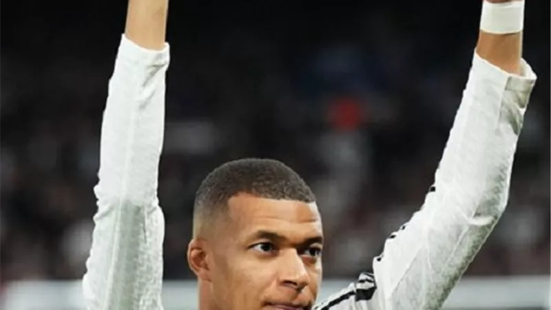 مبابي يتسلم جائزة لاعب الشهر قبل انطلاق مواجهة أتليتكو .. شاهد