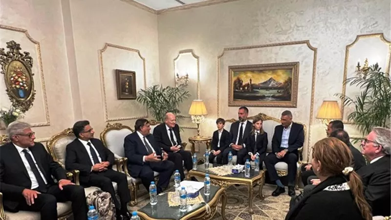 محافظ أسوان يستقبل أسرة الأمير الراحل كريم الحسينى الأغاخان
