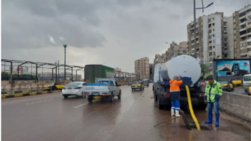 رفع الطوارئ وتمركزات سيارات الصرف بشوراع الإسكندرية صباحا للتعامل مع الأمطار