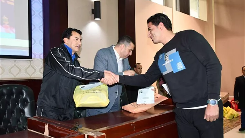 وزير الشباب يسلم الفائزين بالعمرة من ماراثون زايد الخيري