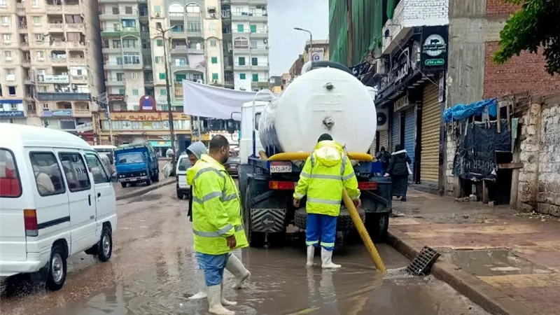 اطفال الابتدائى استقبلاتهم موجة الطقس السئ اول يوم دراسة
