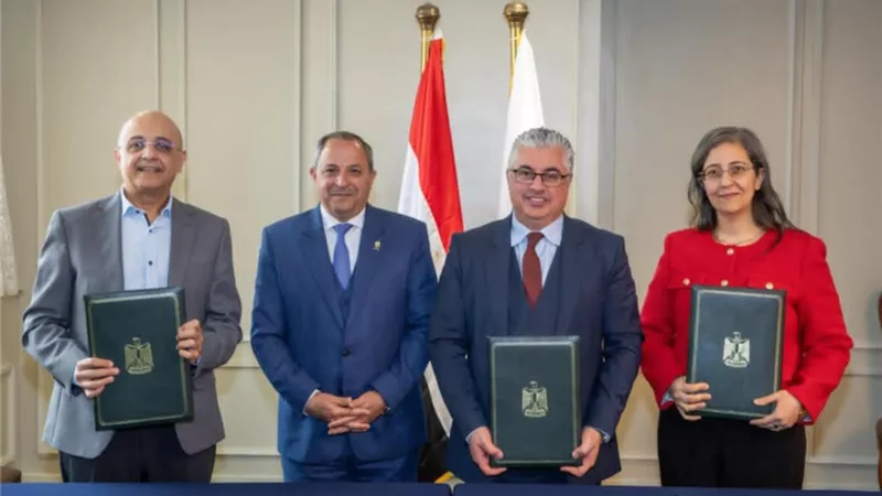 قناة السويس توقع عقود إنشاء ساحة شاحنات ذكية بميناء غرب بورسعيد