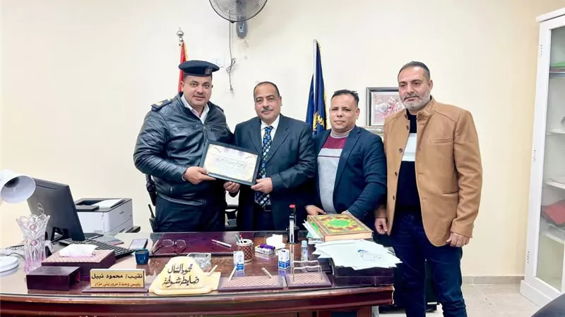 تكريم مدير وحدة مرور مركز بني مزار لتفانية في العمل