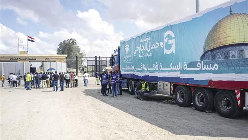 دخول 190 شاحنة مساعدات إلى معبري العوجة وكرم أبو سالم اليوم