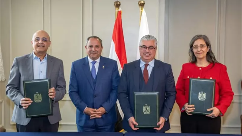 توقيع عقود إنشاء ساحة شاحنات ذكية بميناء غرب بورسعيد