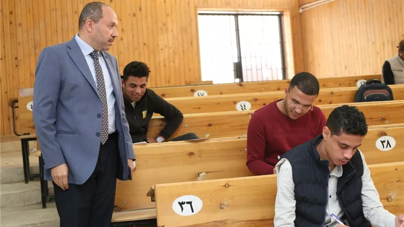 نائب رئيس جامعة جنوب الوادي يتفقد امتحانات الدراسات العليا
