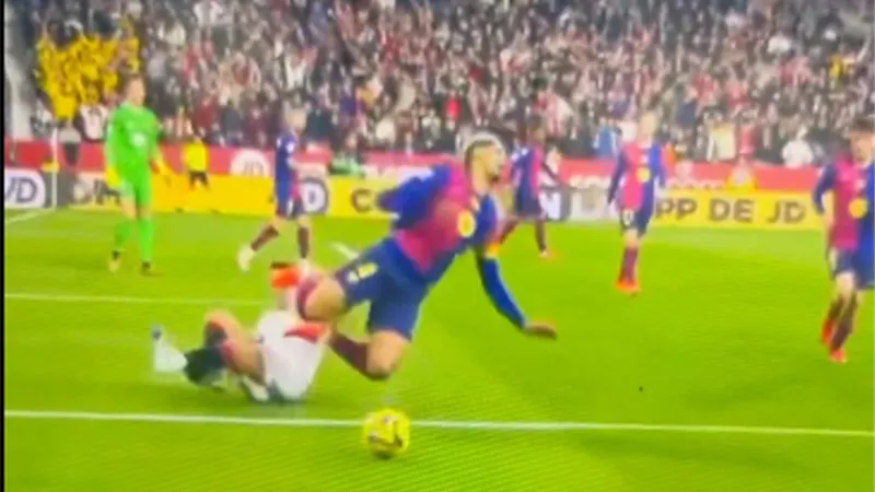 شاهد.. نجم برشلونة يغادر ملعب مباراة إشبيلية مصابًا