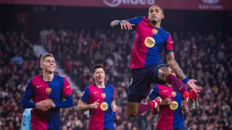 رغم الإصابات والطرد.. برشلونة يكتسح إشبيلية برباعية فى الدورى الإسبانى