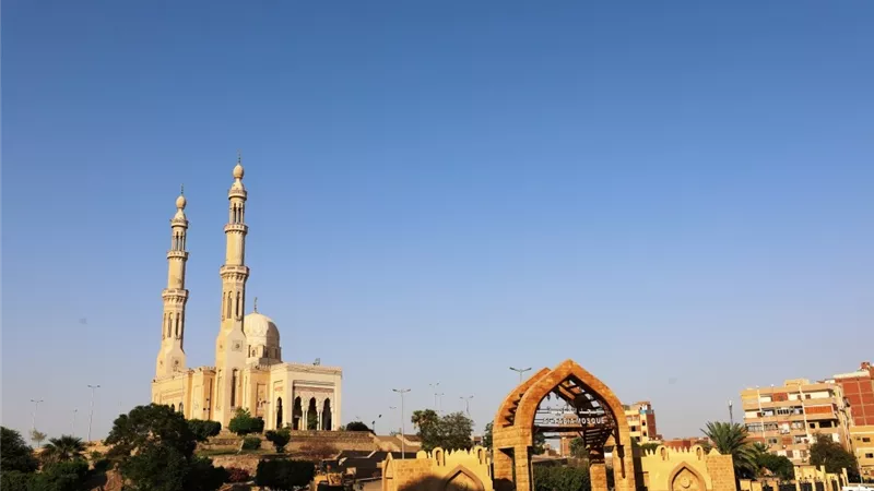 محافظ أسوان يتفقد المرحلة الثالثة من مشروع تطوير منطقة الطابية