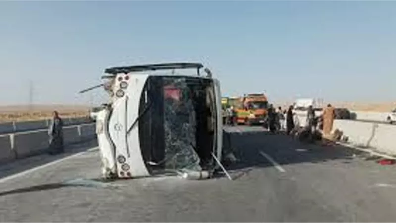 إصابة 15 في انقلاب أتوبيس بـ