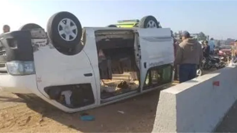 إصابة 6 إثر انقلاب ميكروباص بالطريق الإقليمى