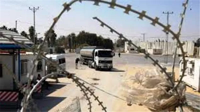 دخول 316 شاحنة مساعدات بينها 15 شاحنة وقود معبري العوجة وكرم أبو سالم