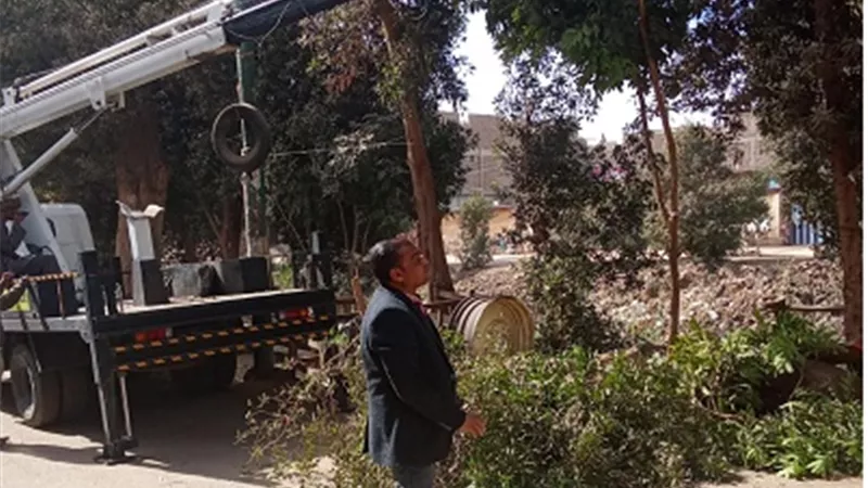 حملات مكثفة لرفع كفاءة الطرق وإنارتها بمدينة الزينية شمال الأقصر