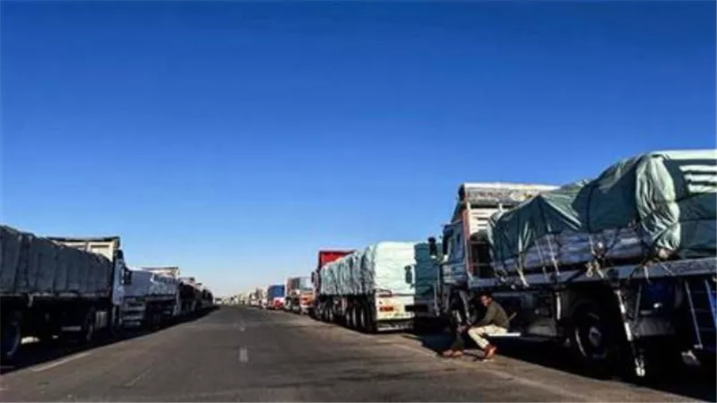 مساعدات وإمدادات وقود تصل إلى غزة عبر معبري العوجة وكرم أبو سالم