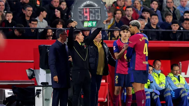 مدافع برشلونة يخضع لكشف طبي لتحديد مدة غيابه