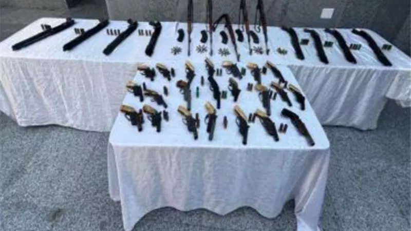 القبض على معلمين الكيف وتجار السلاح في أسوان ودمياط