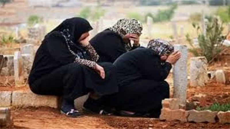 هل ذهاب المرأة مع الرجال إلى المقابر فيه إشكال؟