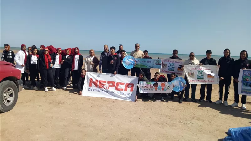 بالتزامن مع احتفالات اليوم العالمى للاراضى رفع2طن مخلفات بالغردقة