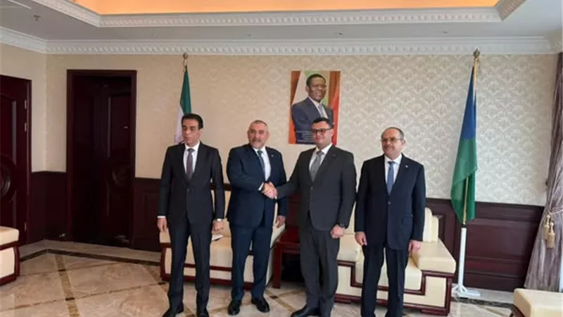 جلسة مباحثات موسعة لوزير الإسكان ونظيره الاكواتورى