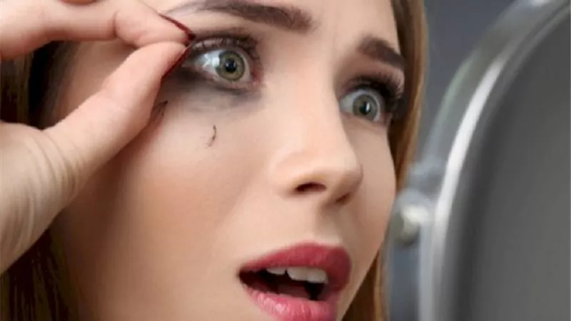 منها الوراثة ومستحضرات التجميل .. أبرز أسباب تساقط الشعر