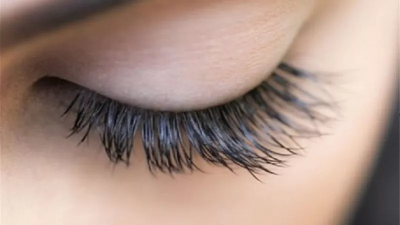 طرق طبيعية لعلاج تساقط الرموش