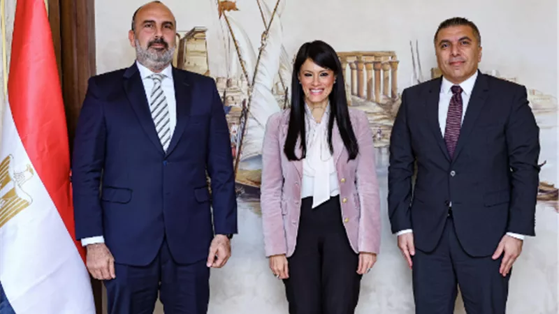 وزيرة التخطيط تلتقي ممثلي شركة 