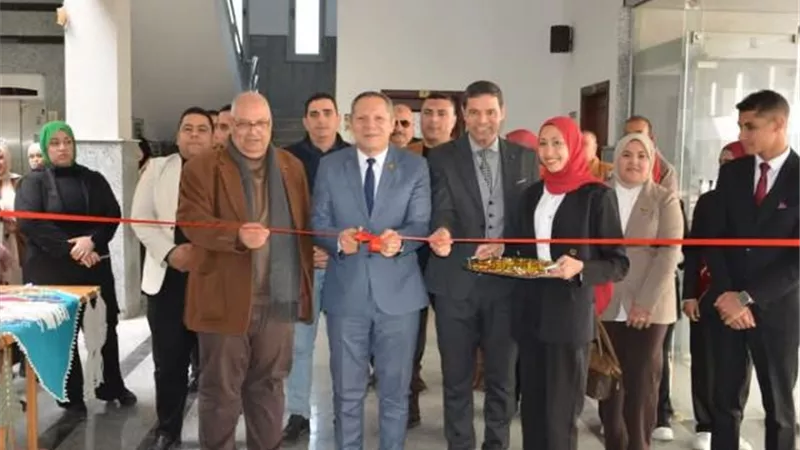 رئيس جامعة دمياط يشهد تنصيب اتحاد كلية الآداب ويفتتح المعرض الفنى