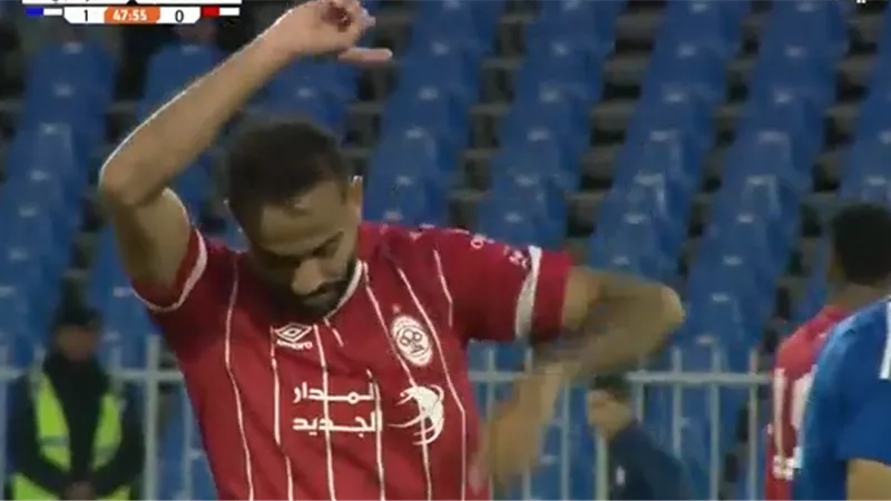 شاهد.. كهربا يغادر مباراة الاتحاد الليبي والأولمبي مصابًا