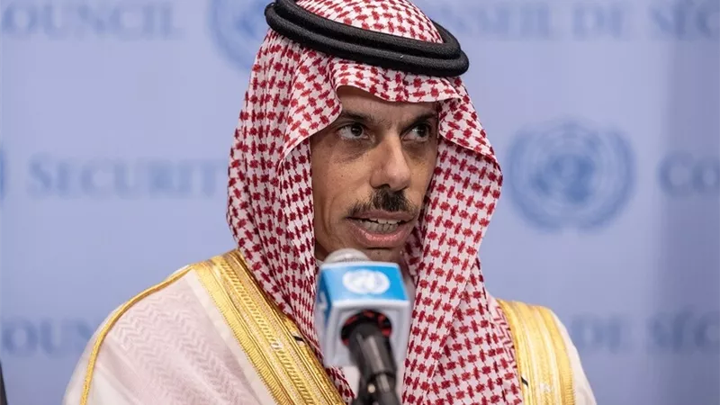 وزير الخارجية السعودي يبحث مع نظيره الباكستاني المستجدات الإقليمية