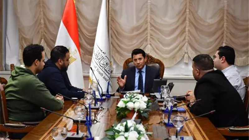 وزير الرياضة يبحث مع شباب المطرية استعدادات تنظيم أكبر مائدة افطار رمضاني