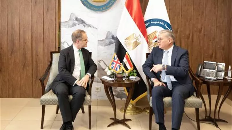 وزير البترول يبحث مع السفير البريطاني سبل تعزيز التعاون المشترك