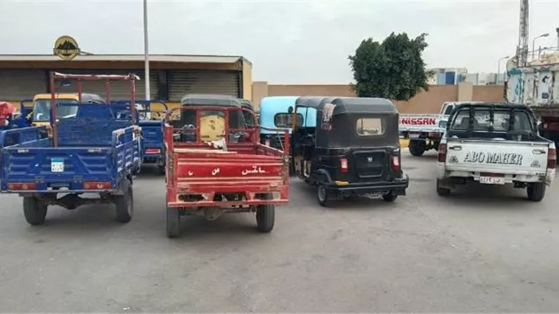 جهاز مدينة بدر يصادر 7 تكاتك ويضبط 4 مركبات و12 تروسيكل.. صور